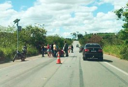 Mulher de 43 anos fica ferida após colidir motocicleta em carro na zona rural de União dos Palmares