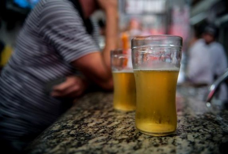 Guia alerta sobre consumo precoce de bebidas alcoólicas entre jovens