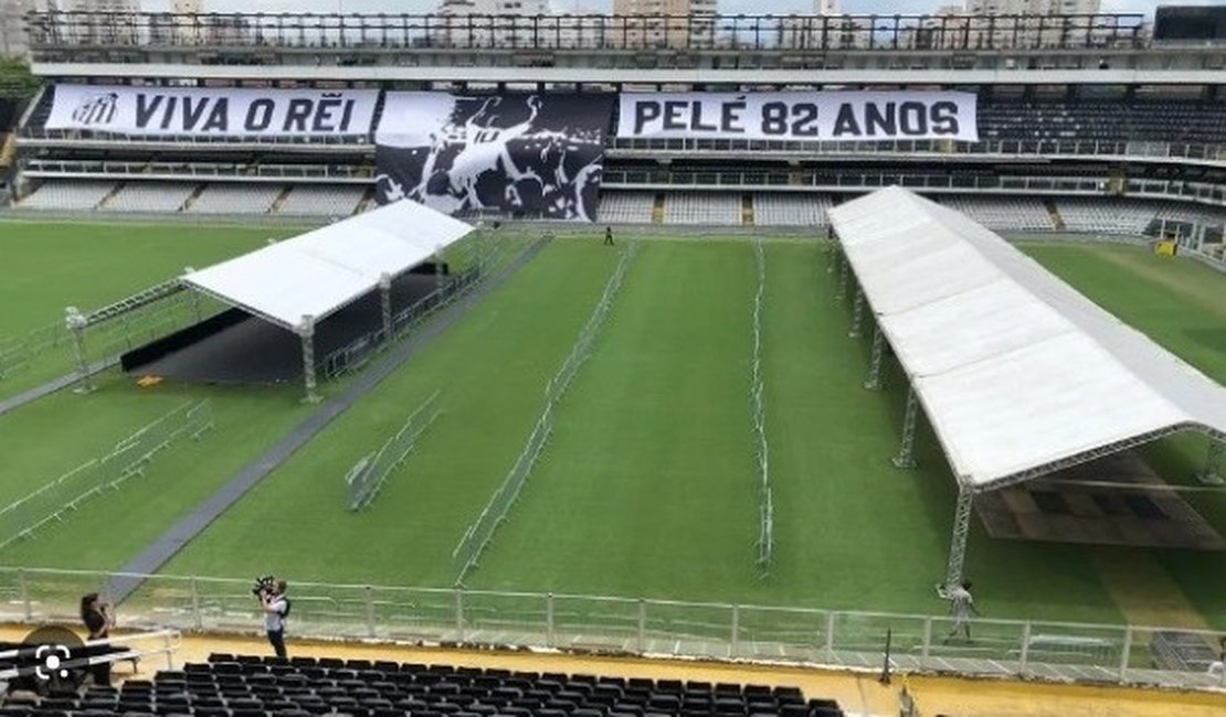 Corpo de Pelé chega ao estádio do Santos para velório