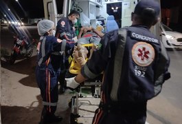 Homem perde o controle de ciclomotor e colide contra poste de energia, em Arapiraca