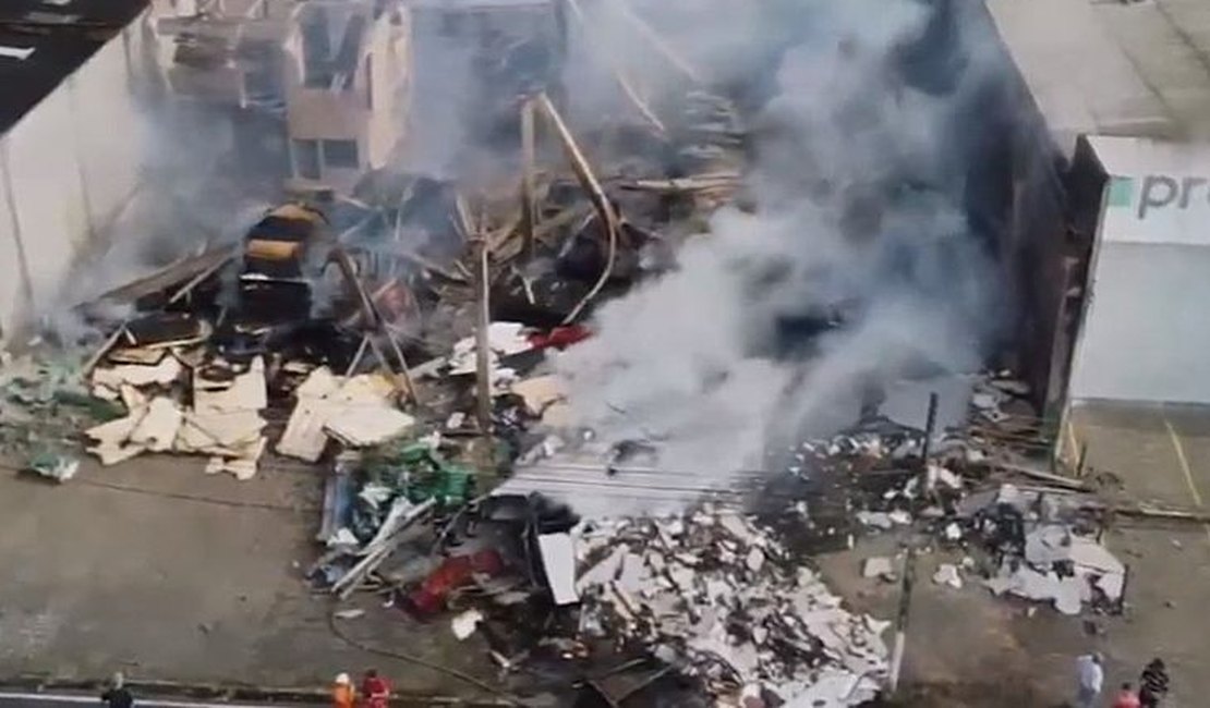 Incêndio que destruiu madeireira em Maceió também atingiu residências vizinhas e parede de galpão pode correr risco de desabamento