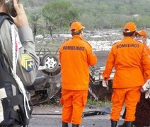 Colisão entre carro de passeio e caminhão deixa dois mortos na AL-220