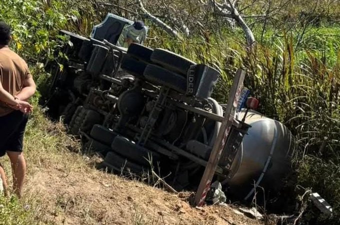 Motorista morre após caminhão-pipa capotar na zona rural de Água Branca