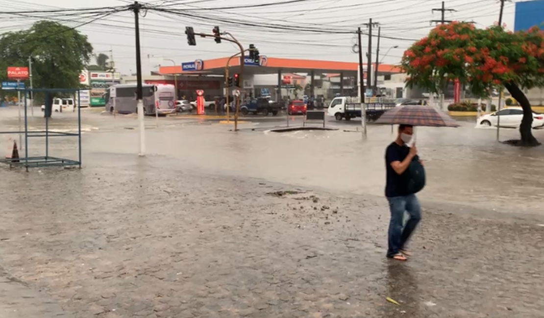 Chuvas em Maceió podem causar deslizamento de encostas em áreas de risco nesta terça