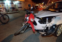 Colisão entre carro e moto deixa motociclista ferido, em Arapiraca