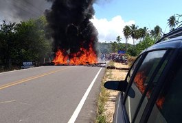 Bugueiros protestam contra bloqueio do acesso a praia em São Miguel dos Milagres