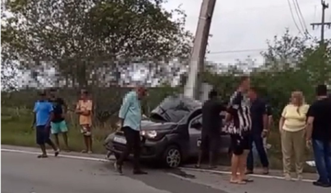 Carro colide contra poste de energia elétrica e homem morre na AL-220