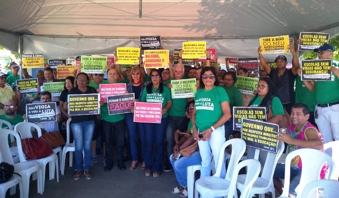 Servidores protestam contra a retirada de vigilantes de escolas estaduais de AL no turno da noite