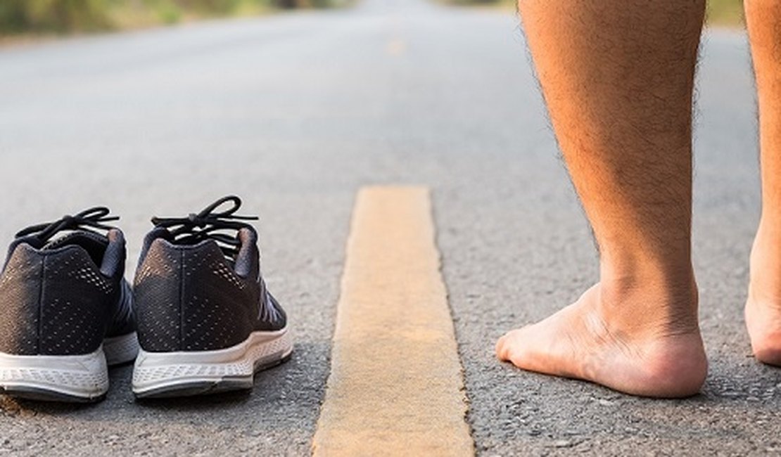 Correr descalço pode reduzir risco de lesão no joelho