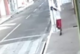 Criminoso furta relógios e celular em loja no Centro de Arapiraca