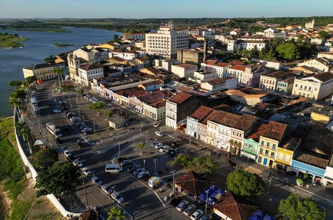 Colisão entre motocicleta e ônibus deixa pessoa ferida em Penedo