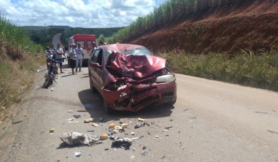 Jovem sofre traumatismo craniano após colisão entre carro e moto