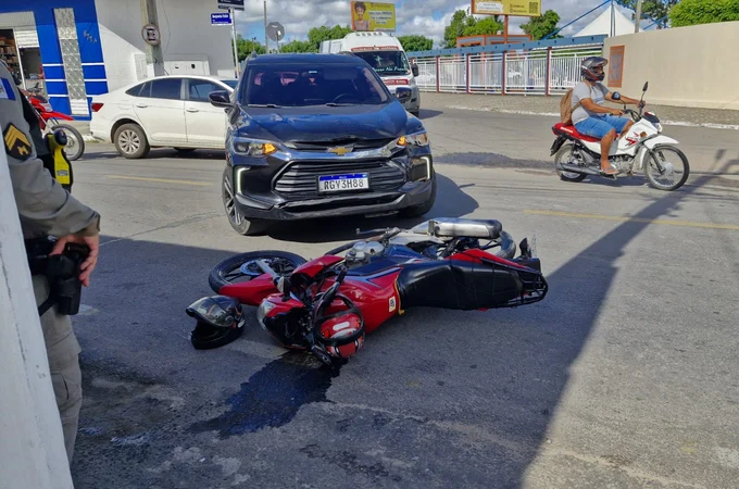 Colisão frontal em cruzamento deixa motociclista ferido em Arapiraca