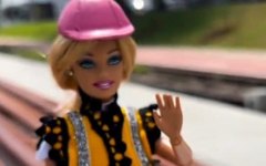 Boneca Barbie fiscalizando obras