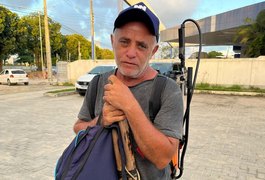 Idoso em Maceió faz apelo para conseguir roçadeira e trabalhar