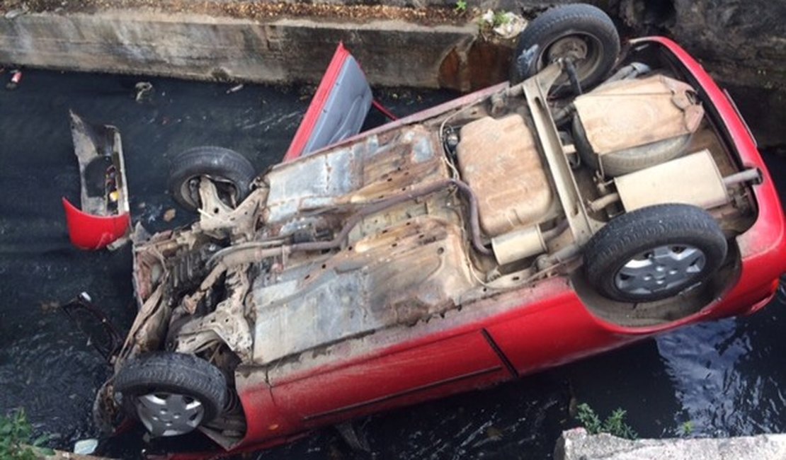 Motorista perde o controle e carro cai em riacho de Maceió