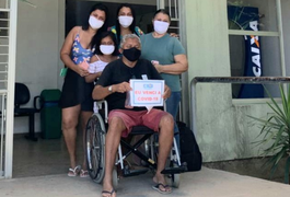 Família curada da Covid-19 comemora alta médica no HE do Agreste