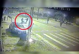 Vídeo: Policial derruba motoqueiro com chute na moto em blitz