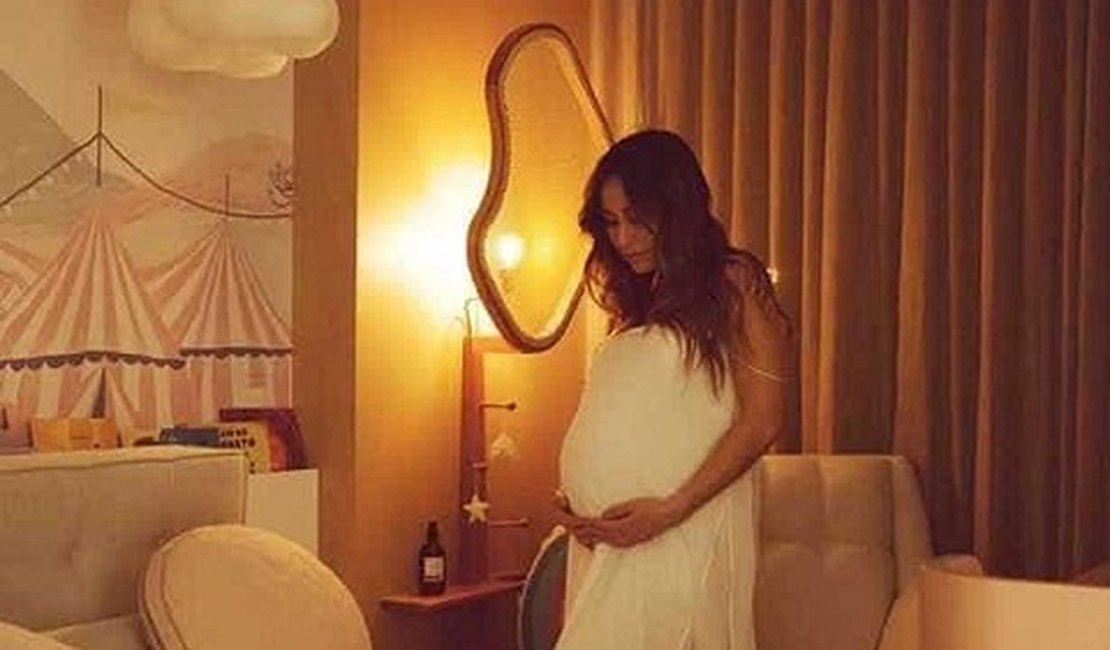 Anitta acerta previsão e Sabrina vai para hospital após bolsa estourar