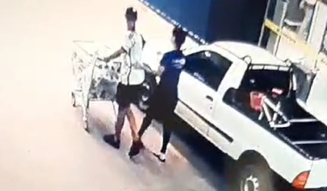 Jovem é assassinado na frente da companheira em estacionamento de supermercado em MG