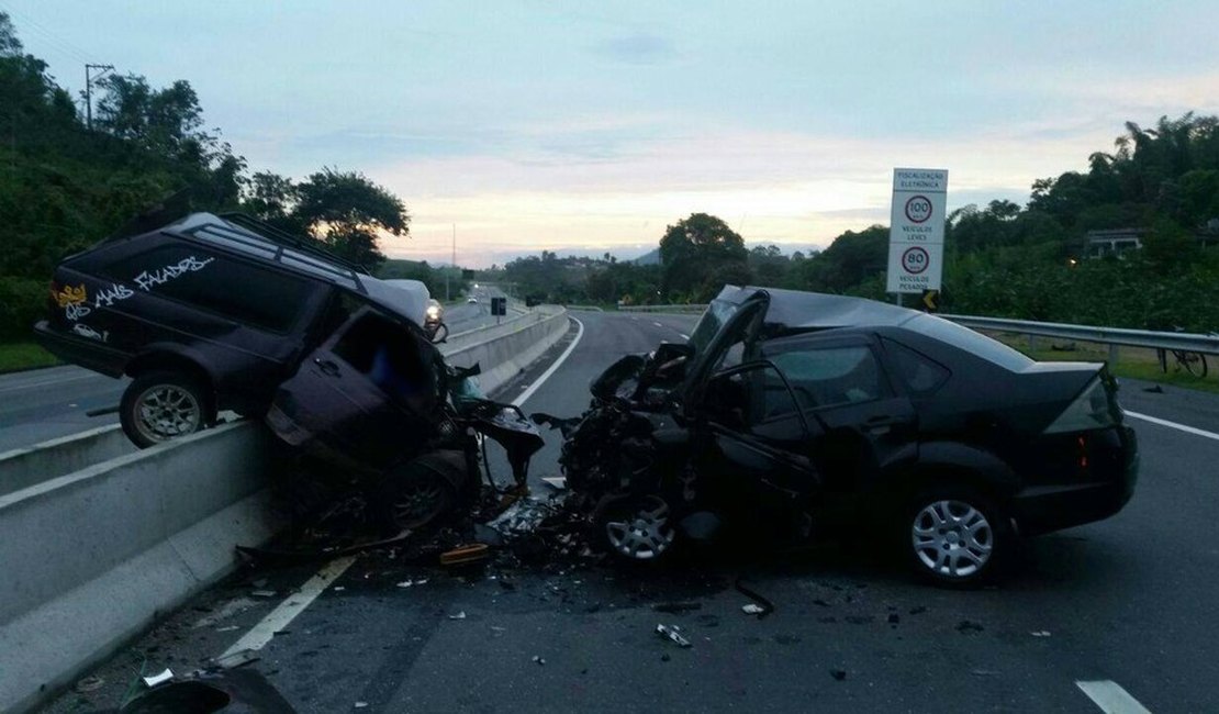 Dois acidentes graves deixam ao menos 10 mortos na BR-101, no RJ