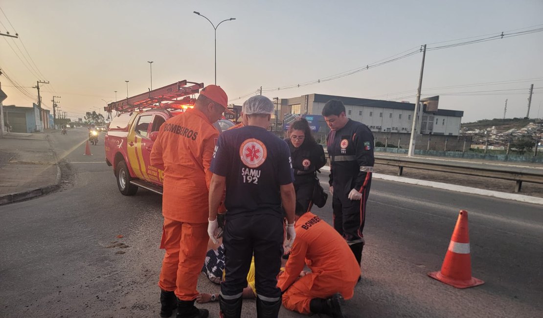 Motociclista perde controle de veículo ao passar por lombada próximo ao 3º BPM, em Arapiraca