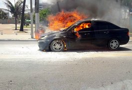 Veículo pega fogo na orla de Jatiúca, em Maceió
