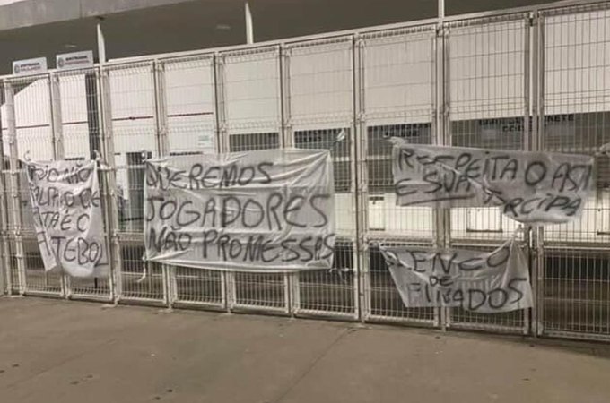 Torcedores do ASA protestam com faixas nos portões do Fumeirão, em Arapiraca