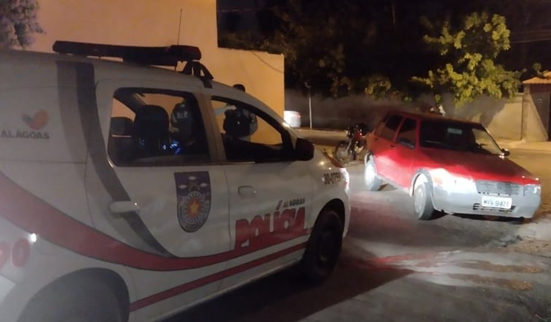 Dupla de assaltantes é presa após praticar roubos e veículo em que estavam furar pneu em Arapiraca