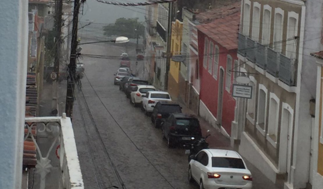 Chuva deixa ruas alagadas e invade várias residências na cidade de Penedo