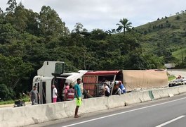 Carreta tomba e condutor fica preso às ferragens na BR-101, em Flexeiras