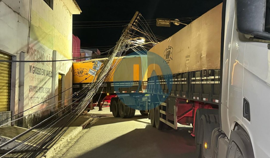 Carreta bitrem derruba poste de energia elétrica no Centro de Arapiraca
