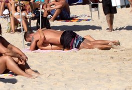 O clima esquenta! Rodrigo Hilbert e Fernanda Lima namoram na praia