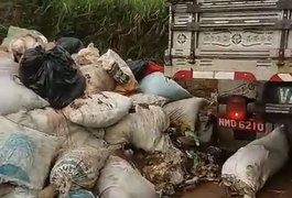 Vídeo. Homens são flagrados despejando resto de animais em terreno baldio, em Arapiraca