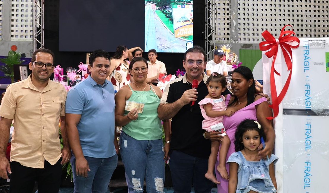 Prefeito Leandro Silva comemora sucesso do Bingo em Homenagem ao Dia das Mães e distribui grandes prêmios em Junqueiro