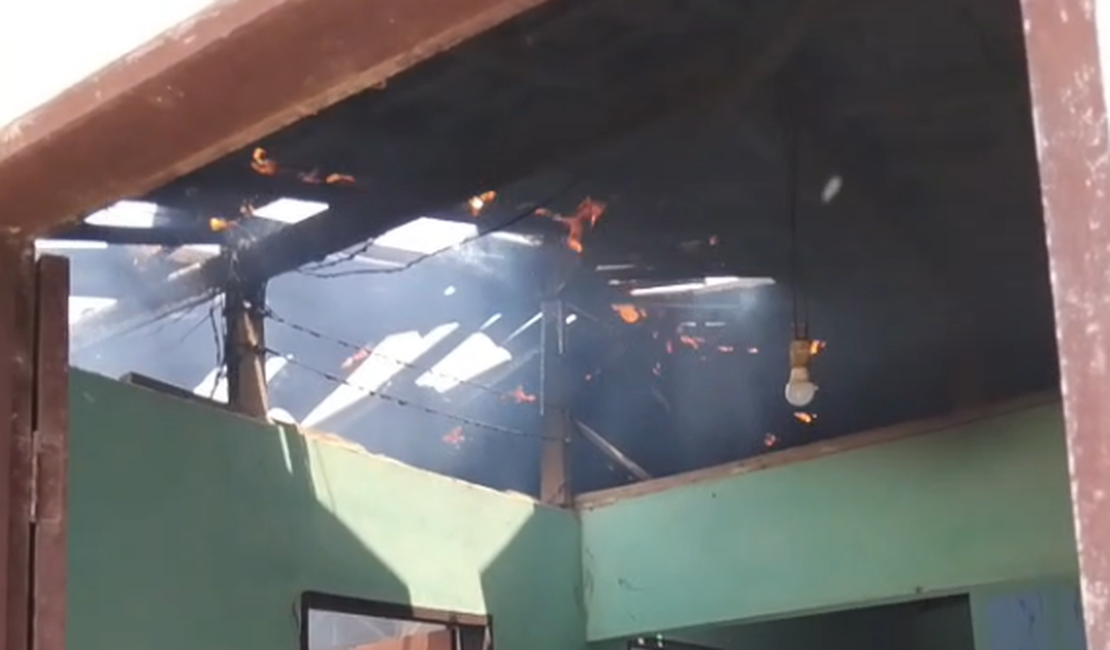 Bombeiros são acionados e apagam incêndio em residência em Coité do Nóia