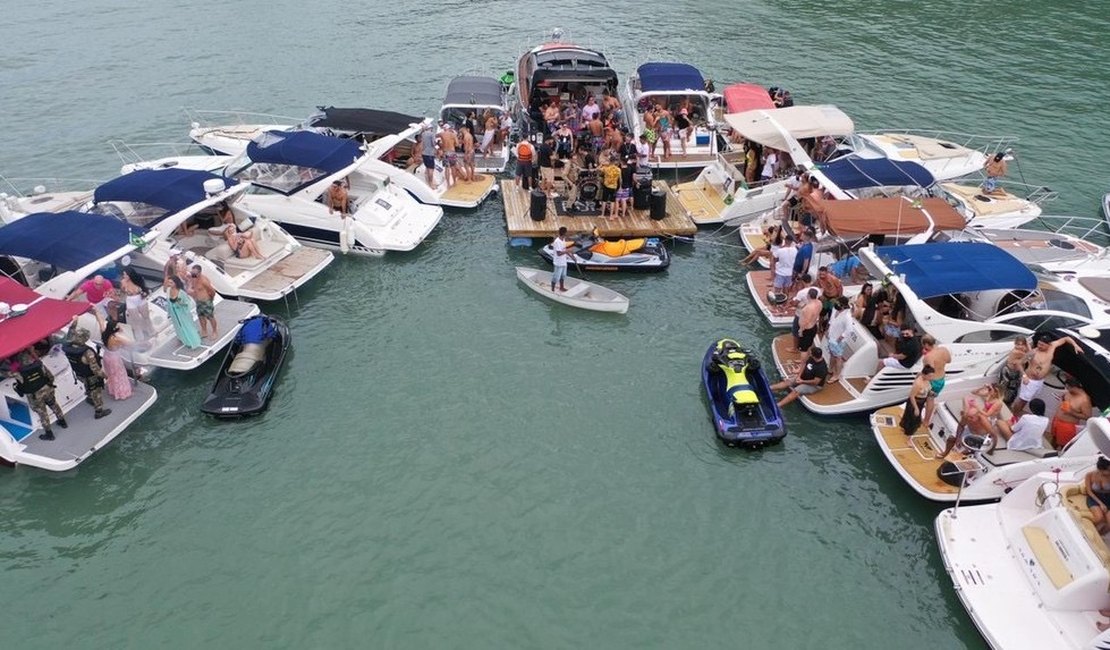 Fiscalização interrompe festa no mar com mais de 20 lanchas e show em deck flutuante