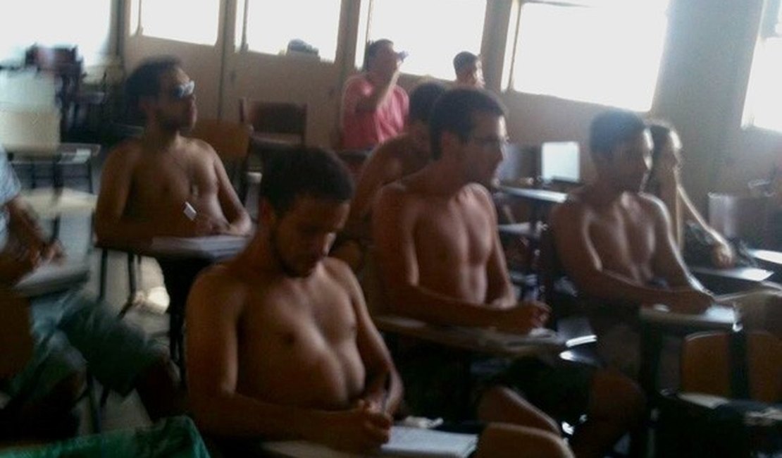 Alunos protestam sem camisa contra o calor dentro da Uerj