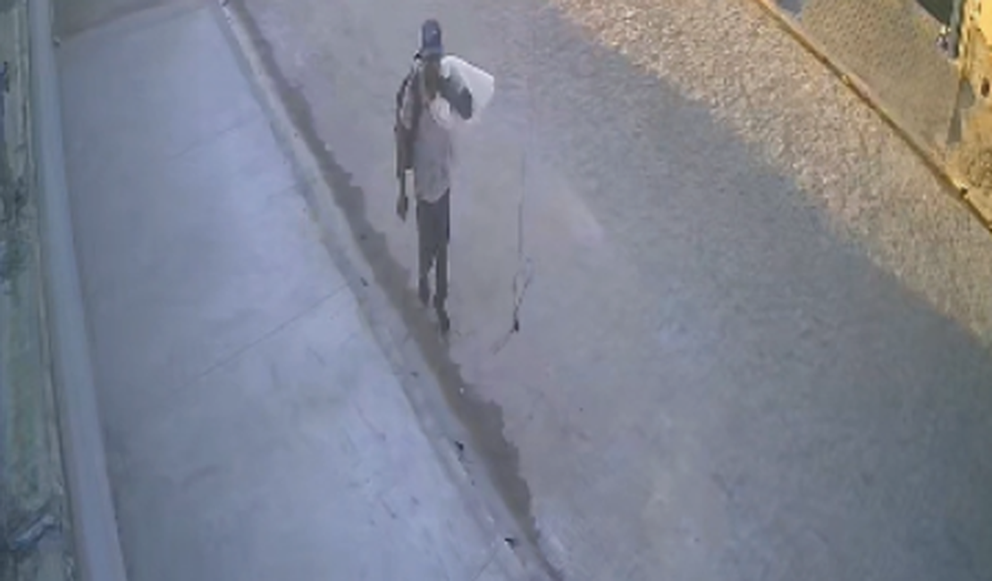 Câmera flagra homem pulando muro e invadindo residência no bairro Santa Esmeralda