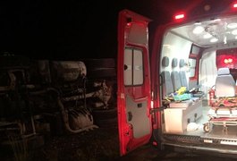 Motorista fica ferido após ambulância colidir com ônibus escolar na BR-104