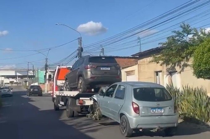 Colisão entre dois carros é registrada em cruzamento no bairro Santa Esmeralda, em Arapiraca