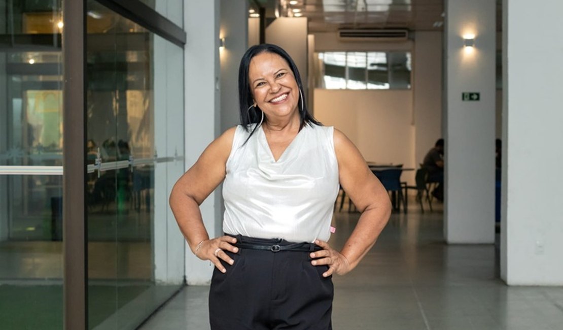 Escritora Márcia de Assis leva projeto de incentivo à leitura para escolas e instituições em Alagoas