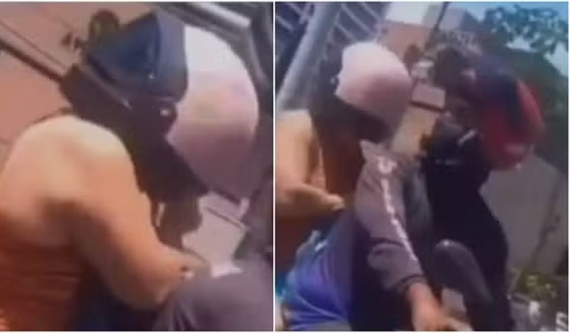 Passageira usa capacete ao contrário e chama atenção no trânsito de Fortaleza