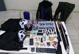 Polícia encontra arsenal de guerra e veículos roubados em residência