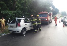Carro capota e deixa feridos na Ladeira Geraldo Melo
