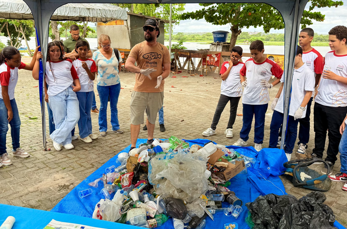 Estudantes da Escola Douglas Apratto participam de aula sobre conscientização ambiental na orla de Penedo