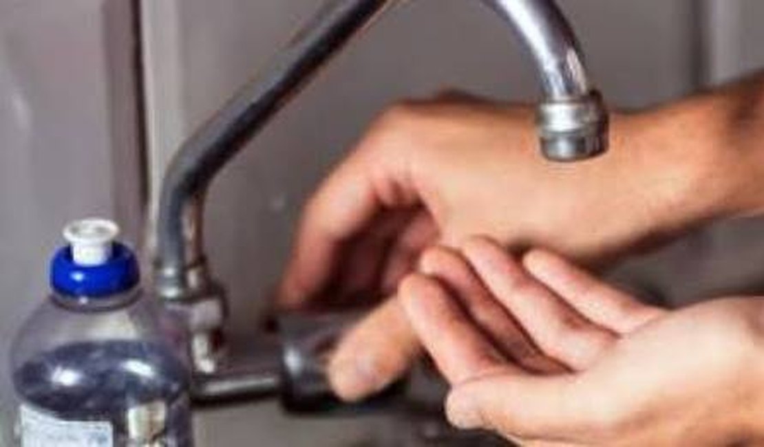 Vazamento em adutora deixa abastecimento de municípios alagoanos deficiente