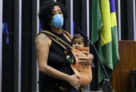 Deputada Federal amamenta a filha durante pronunciamento na Câmara e repercute nas redes