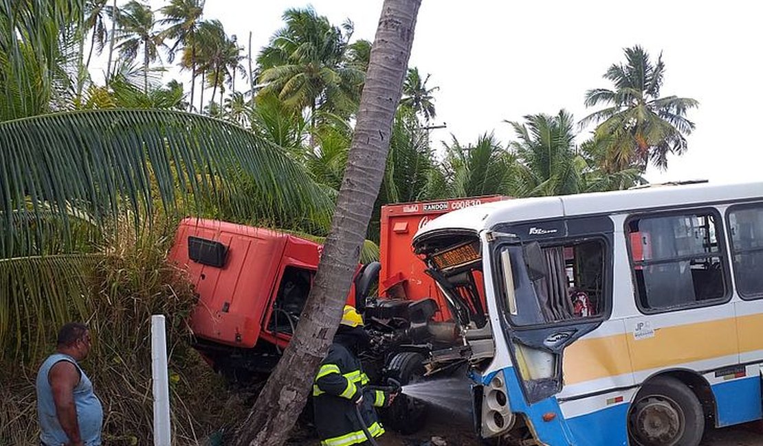 Seis pessoas ficam feridas após acidente entre caminhão e ônibus no Interior de Alagoas