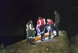 Casal morre após se jogar em cachoeira para fugir de ataque de abelhas